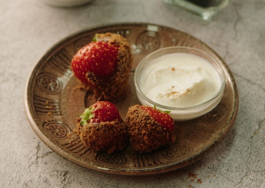 Surprise your valentine with chocolate strawberries! 